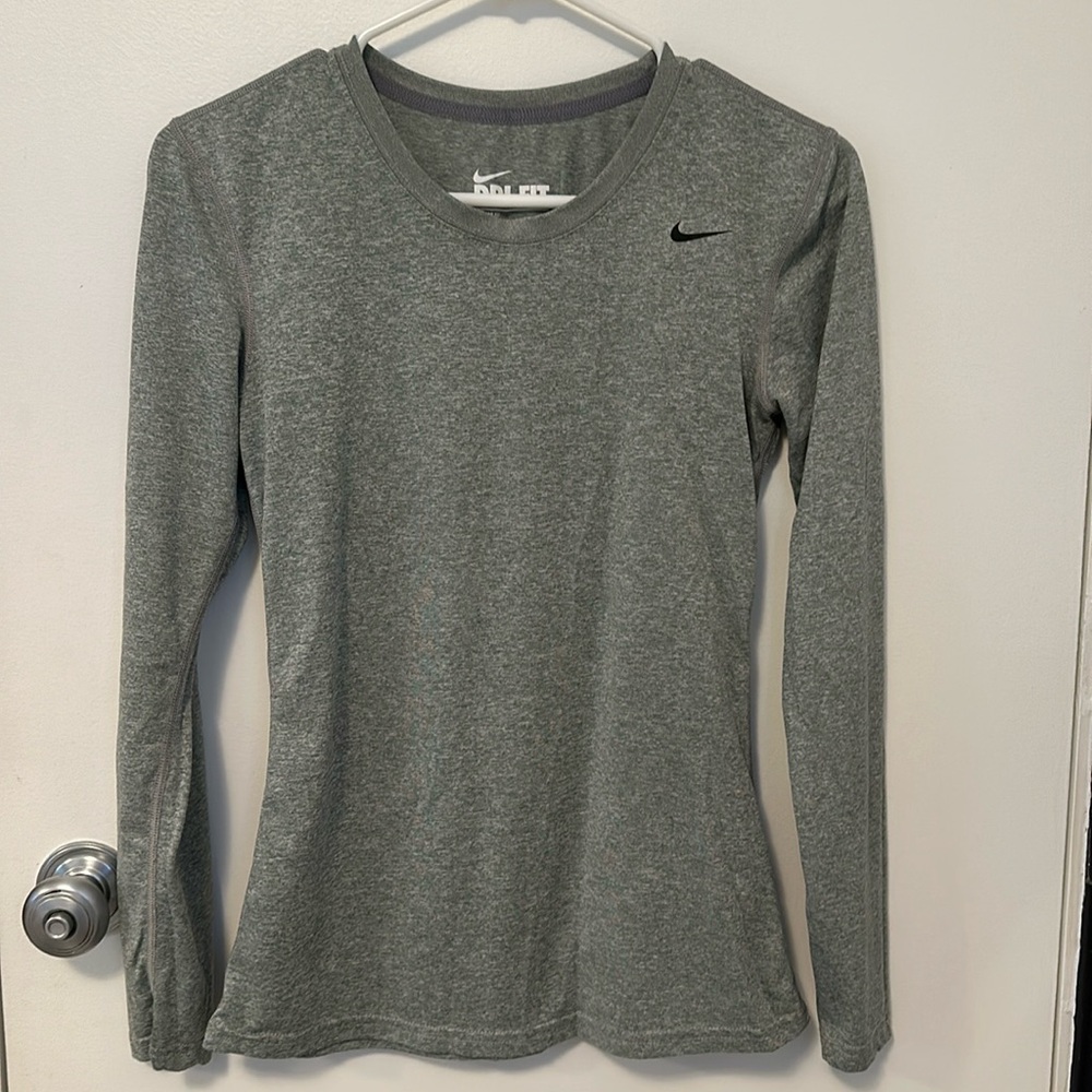 NIKE DRI-FIT women’s long sleeve shirt. Regular fit. Size XS. Gray